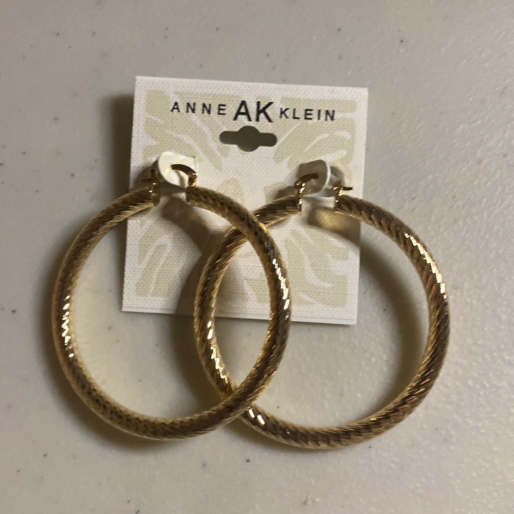 NWT Anne Kline Gold plated hollow Hoop Earrings. Great Size 2 1/4”